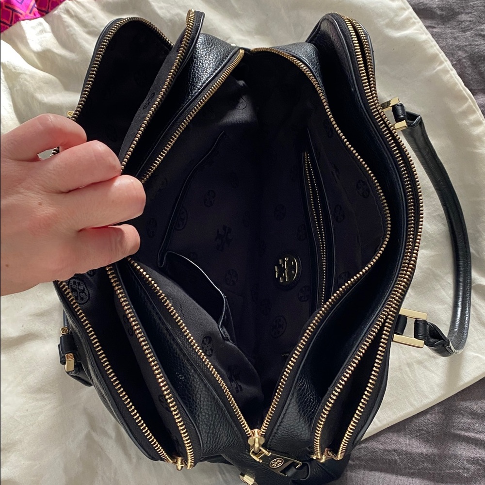 Tory Burch- Black Leather Handbag with gold hardware and tassels embossed logo - Picture 15 of 17